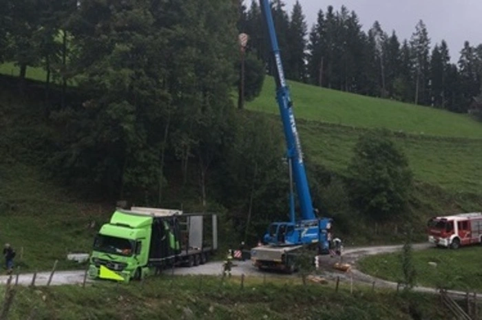 Auf Veranlassung der alarmierten Feuerwehr Geistthal wurde der Sattelaufleger am Freitag, dem 15. September, von einem Unternehmen mit einem Kran geborgen.