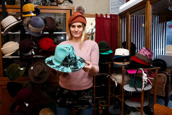 Die Hutmacherin trägt auch in der Freizeit gerne ihre Hüte. Am liebsten sind ihr solche Hauben-Hüte, oder bunte, besondere Stücke.