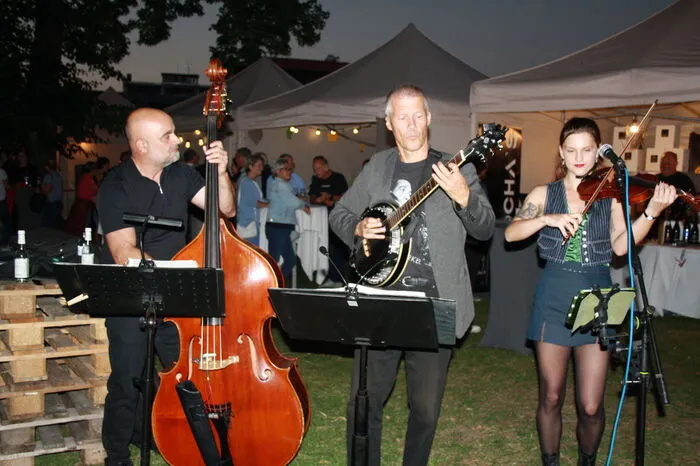 Die "Swinging Strings" unterhielten mit dezenter Live-Musik