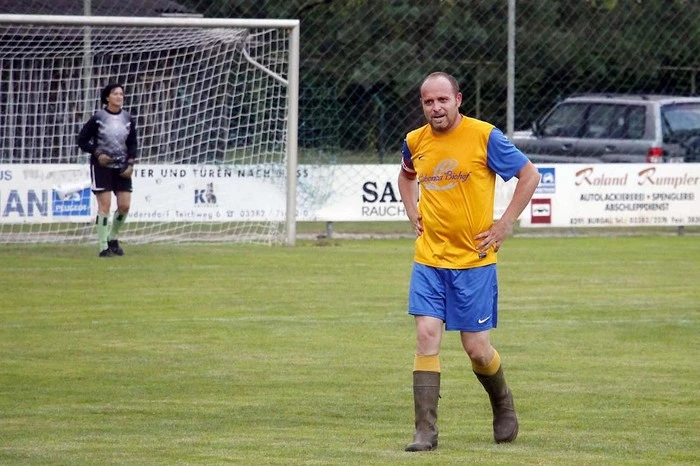 Auf der Gegenseite ließ „Spielführer“ Christian Zopf das runde Leder rollen.