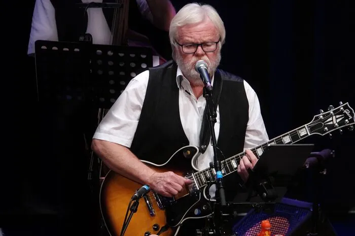 Sigi Flamisch als Sänger, spielt auch auf Banjo und Gitarre.