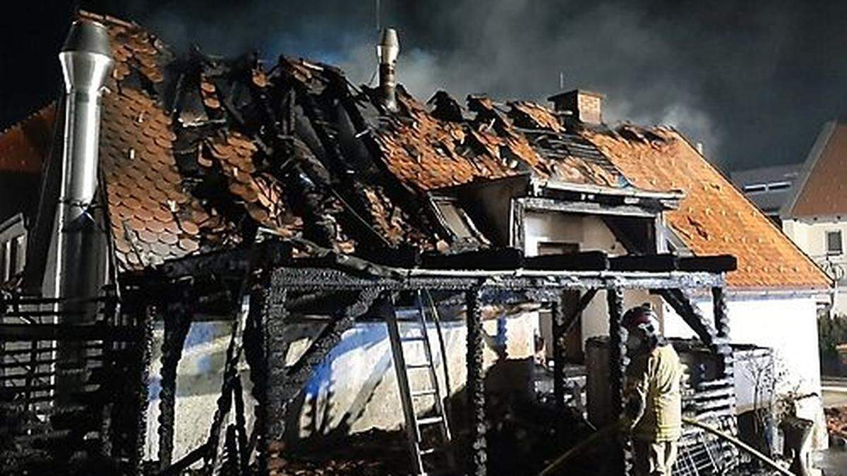 Das Feuer bei den Müllinseln hatte auf das Dach übergegriffen