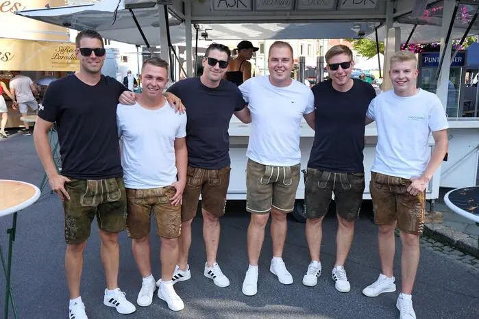 Zahlreiche Musiker und Bands wie „Die Weingartsberger“, „Die Nochrucker“, „Lipiklang“, Marc Andrae, Silvio Gabriel, „Rosenherz“ und DJ Lucky sorgten auf der Bühne am Michaeliplatz und als wandernde Musiker für Unterhaltung.