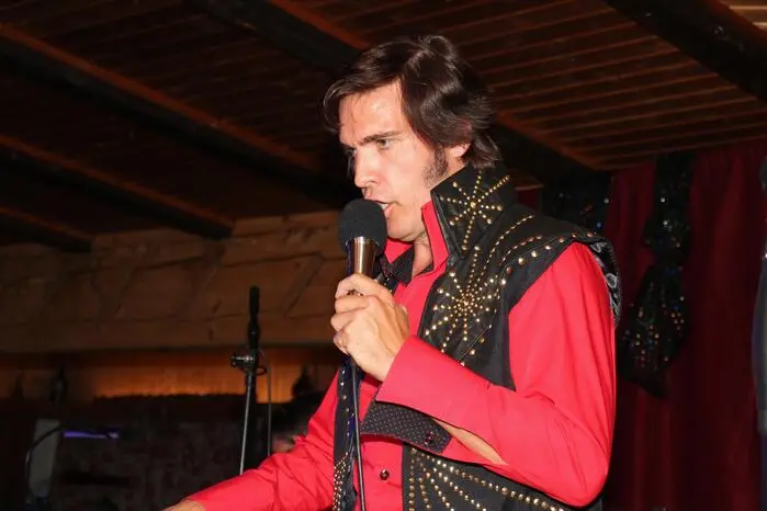 Mit kraftvoller Stimme, legendären Moves der Musiker und dem unverwechselbarem Sound von Elvis Presley, begeisterte die Show die Besucher und diese dankten mit Applaus und Jubel für diesen einmaligen Konzertabend in Ligist. 