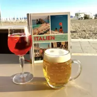 Liest sich auch gut am Strand: „Italien - unsere Liebe“