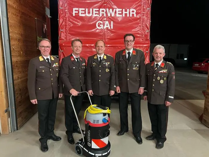 Bürgermeister Mario Abl (2.v.l.) übergab bei der Wehrversammlung an die Feuerwehr Gai einen neuen Nassstaubsauger