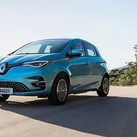 Frech schaut der Renault Zoe aus ihren neuen LED-Scheinwerfern