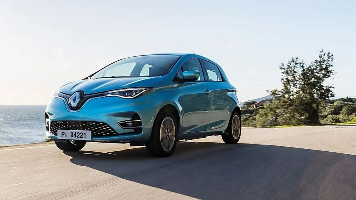 Frech schaut der Renault Zoe aus ihren neuen LED-Scheinwerfern