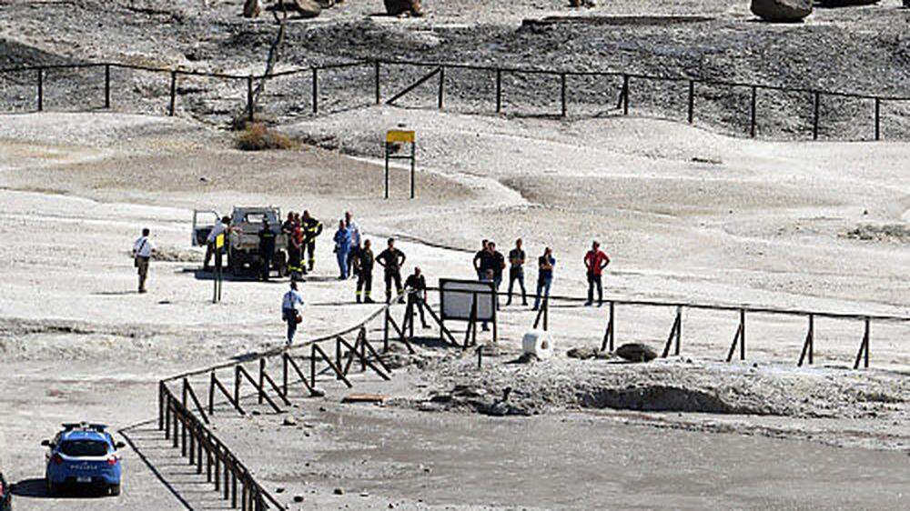 Rettungskräfte sammeln sich an dem Ort, wo ein Paar mit ihrem elfährigen Sohn in einem Vulkankrater ums Leben kamen.