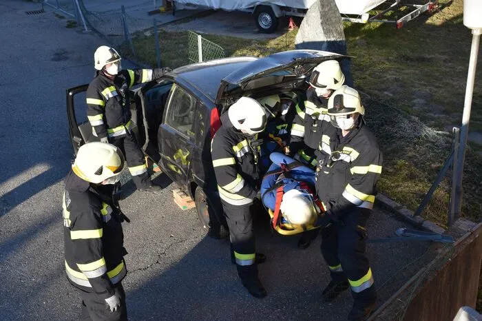 ...und die Personenbergung aus einem Unfallfahrzeug geübt