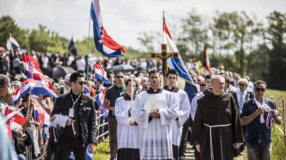 Die katholische Kirche Kroatiens gestaltete die Feier. Für die muslimischen Opfer sprach Idris Efendi Besic ein Gebet. Gut 11.000 kamen zum Gedenken
