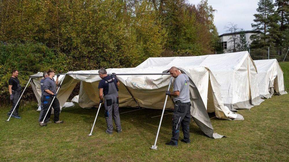 Die Zelte für Asylwerber laden nicht gerade zum Campen ein