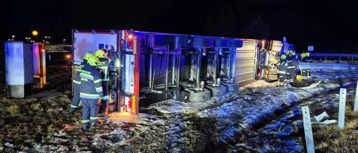 Der Lkw durchbrach die Leitschiene und stürzte um