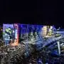 Der Lkw durchbrach die Leitschiene und stürzte um