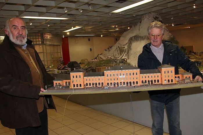 600 Meter Gleise, 85 Lokomotiven und über 350 Waggons sowie Gebäude - wie hier der Nachbau des Villacher Hauptbahnhofs - wurden bei einem Flohmarkt an Modelleisenbahn-Freunde verkauft.