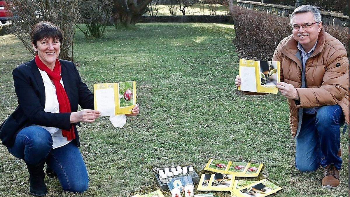  Seelsorgeamtsdirektorin Schneider-Brandauer und DPU-Leiter Lampichler wollen mit der neuen Broschüre &quot;Ostern zu den Menschen bringen&quot;.  