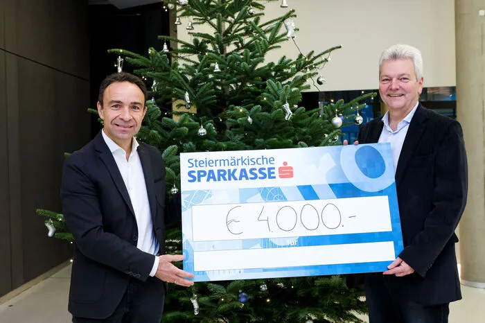 Alfons Moser von der Gebäudereinigungsfirma Akkord spendet 4000 Euro