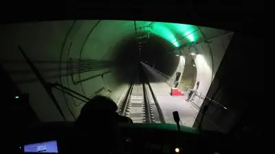 ABD0063_20241128 - GROSS ST. FLORIAN - ÖSTERREICH: ZU APA0227 VOM 28.11.2024 - Nach 26 Jahren Bauzeit wurde am Donnerstag, 28. November 2024 die bauliche Fertigstellung der 130 Kilometer langen Koralmbahn zwischen Graz und Klagenfurt gefeiert. Bis zum ersten regulären Zug im Dezember 2025 stehen laut ÖBB noch Testfahrten und Einschulungen für das Personal an. Im Bild: Blick aus dem Führerstand, aufgenommen am Donnerstag, 28. November 2024 im Koralmtunnel. - FOTO: APA/FELIX NEUMANN