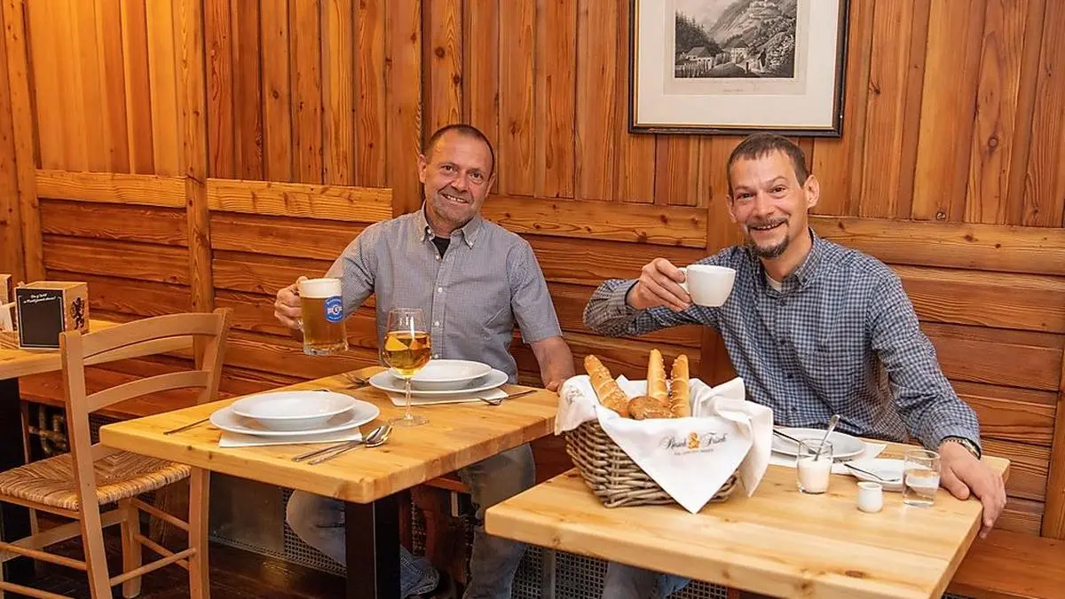 Stefan Lettner und Christian Witamwas in der Gaststube. Die Holzvertäfelung aus den 50er Jahren wurde vor einigen Jahren aufwändig saniert