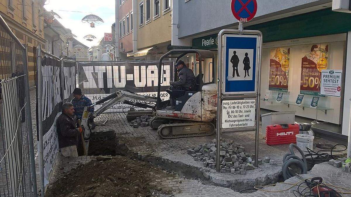 Vorarbeiten für die Poller am Unteren Platz in St. Veit