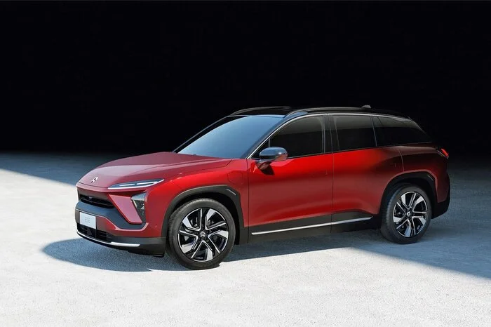 Einen produktionstechnischen Baufleck a la Tesla haben die Chinesen ausgelassen und erst kürzlich mit dem großen SUV Nio ES8 ihr erstes Serienmodell auf den Markt gebracht. Jetzt steht schon der das nächste im Rampenlicht – das kleinere SUV Nio ES6.