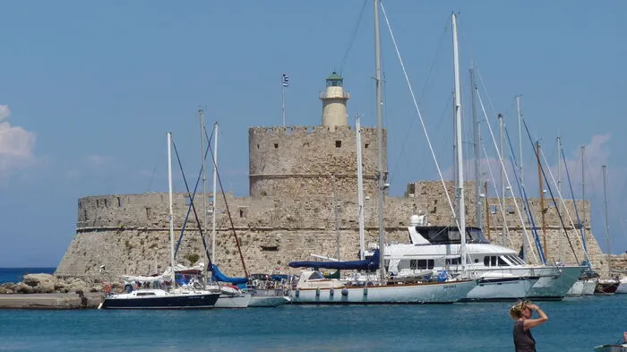 Im Hafen der Stadt Rhodos soll sich der Koloss von Rhodos befunden haben.
