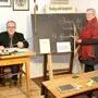 Harald Wenzl und Elisabeth Schöffmann (64) in der komplett eingerichteten alten Schulklasse im Museum „Beim Simon"