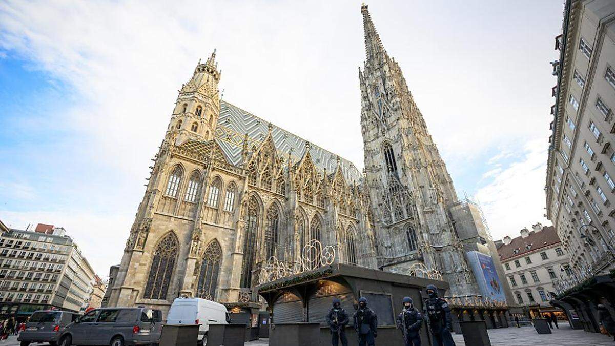 Nach Hinweisen auf einen möglichen Anschlagsplan einer islamistischen Gruppe in Wien wurden am Sonntag, 24. Dezember 2023, die Sicherheitsmaßnahmen u.a. rund um den Stephansdom verstärkt.