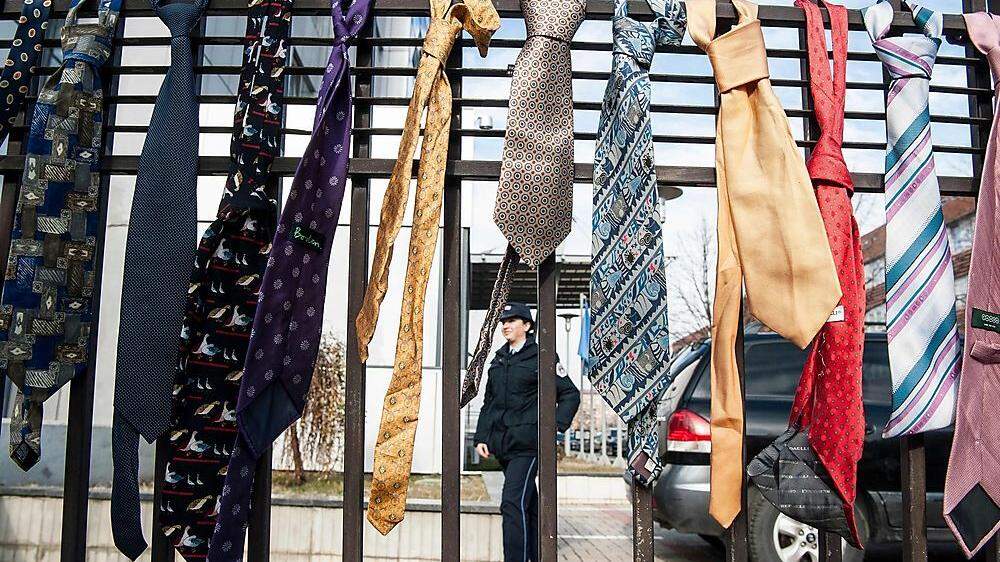 Rund 300 Menschen hängten ihre Krawatte an den Zaun des Regierungssitzes. Haradinaj hatte zuvor seine Gehaltsverdoppelung mit Bekleidungszwängen gerechtfertigt