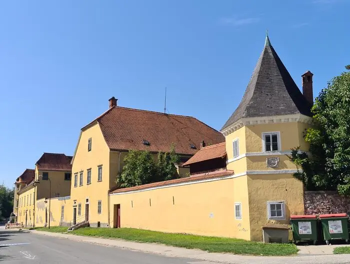 An der Fassade von Schloss Bayerhofen nagt der Zahn der Zeit