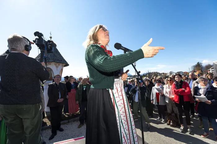 Klicken Sie sich durch weitere Bilder des Singens.