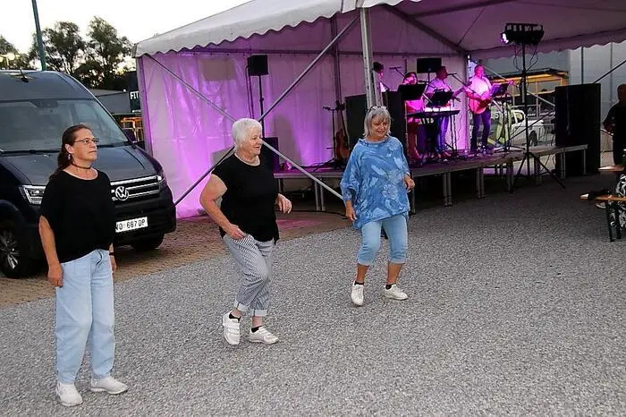 Bereits bei den ersten Melodien kamen Line-Tänzerinnen aufs Parkett.