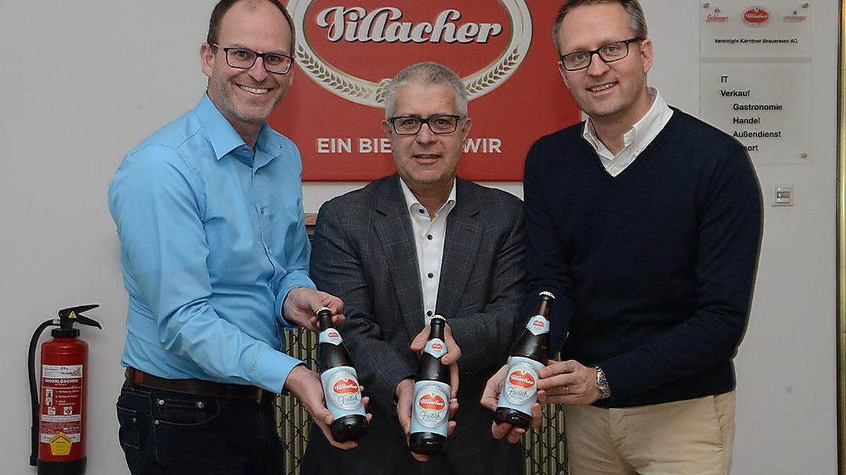 Braumeister Manuel Düregger, Brauerei-Direktor Thomas Santler und Marketing-Chef Peter Peschel (von links) mit dem neuen „Villacher Freilich alkoholfrei“