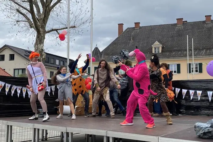 Bei der anschließenden Faschingsshow wurde fleißig getanzt und musiziert.