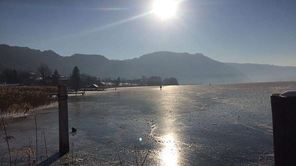 Spiegeleis verleitet viele, auf dem Ossiacher See eiszulaufen