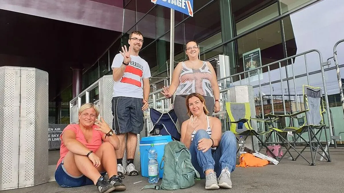 Susanne und Christian aus Linz waren die Ersten, vorne zwei nette deutsche Fanta-4-Tourbegleiterinnen