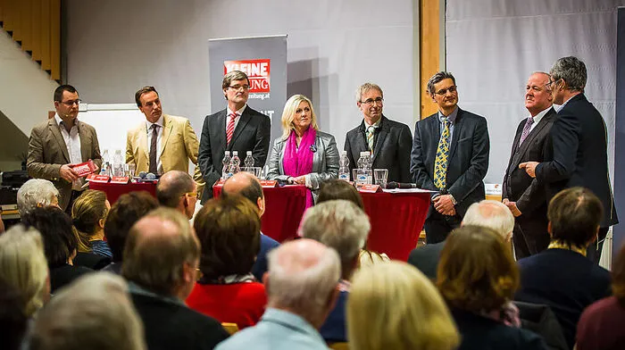 Die Kleine Zeitung-Moderatoren Georg Lux und Michael Sabath (links und rechts außen) mit den Spitzenkandidaten Johannes Novak, Karl Dovjak, Andrea Aichholzer, Michael Holliber, Alexander Kurasch und Gerhard Oleschko
