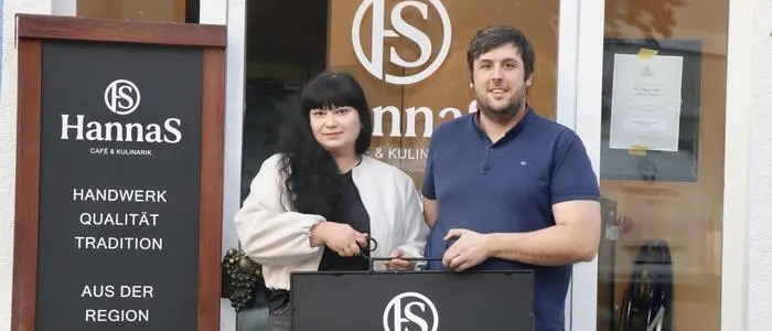Sebastian Maderthoner und Hanna Buiak eröffnen am Freitag „HannaS Café & Kulinarik“.