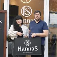 Sebastian Maderthoner und Hanna Buiak eröffnen am Freitag „HannaS Café & Kulinarik“.
