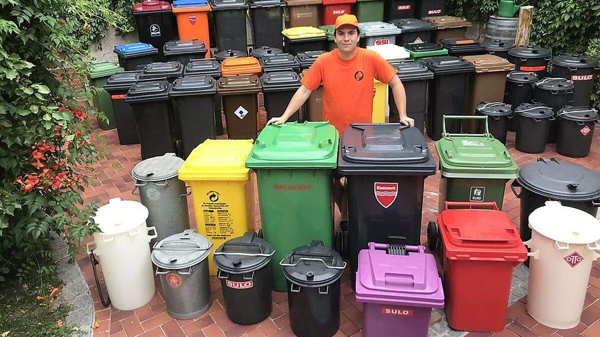 Alexander Smoljanovic  mit einem kleinen Teil seiner ungewöhnlichen Sammlung