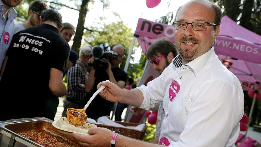 Spitzenkandidat Uwe Trummer mit Chili con Carne und pinken Luftballons im Stadtpark