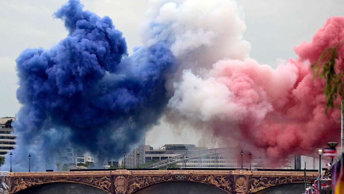Rauch in den Farben der französischen Nationalflagge