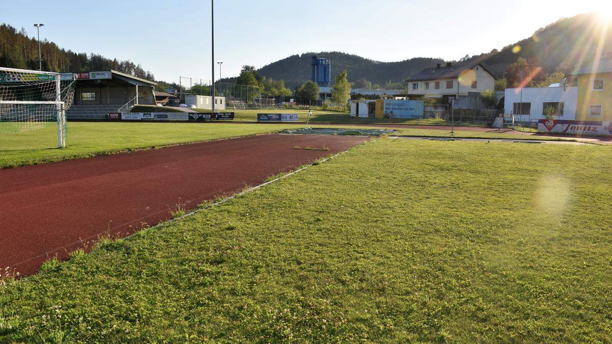 Blick auf die Weitsprunganlage für die Leichtathleten in der Lilienberg Arena