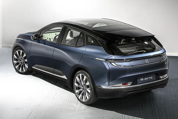 Darüber parkt die Variante mit einem zusätzlichen, 150 kW starken Elektromotor an der Vorderachse, was das SUV zum Allradler macht. Sein Akku hat 95 kWh und soll einen Aktionsradius von bis zu 460 Kilometern eröffnen.