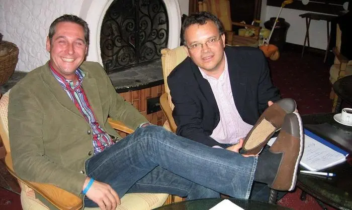 Ob Strache die Deferegger Fotschn, die ihm Hauser 2006 geschenkt hat, noch in Verwendung hat?