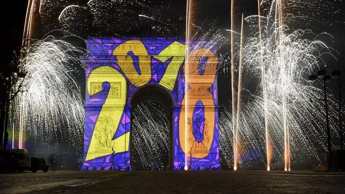 Pünktlich um Mitternacht stieg am Triumphbogen am Ende der Prachtstraße ein kurzes Pyrotechnik-Spektakel in den Himmel. Ansonsten sind Raketen und Böller in der "Stadt der Lichter" zu Silvester verboten.