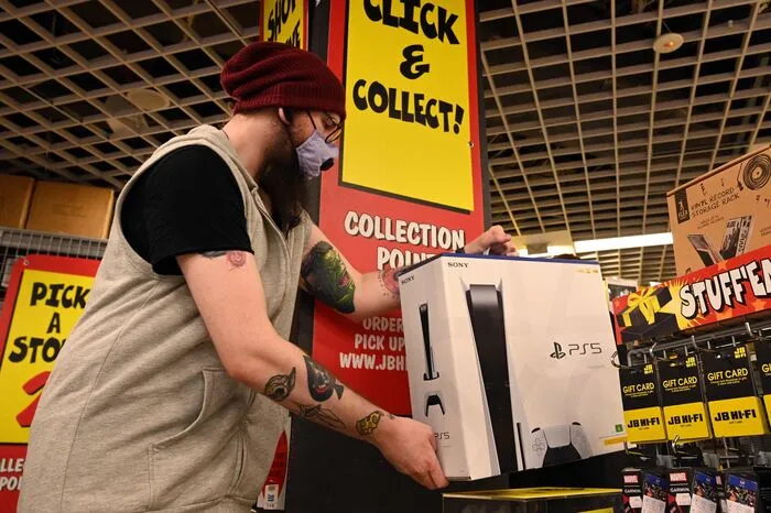 Wie auch bei der neuen Microsoft-Konkurrenz Xbox Series X nutzen Geschäftemacher und Betrüger die aktuell große Nachfrage nach den Geräten aus und haben digital zahlreiche Fallen ausgelegt. Vielfach haben dubiose Online-Shops mit dem Vorhandensein vorbestellter Konsolen geworben.