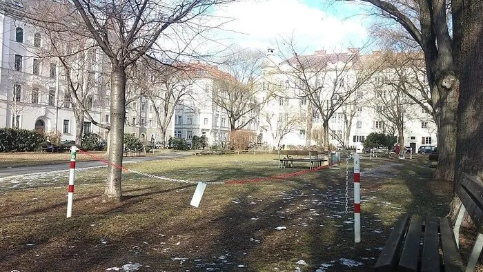 Die ganzen Wintermonate hindurch sperrt die Stadt Graz zahlreiche Nebenwege in ihren Parkanlagen und Wäldern, wie hier am Felix-Dahn-Platz.