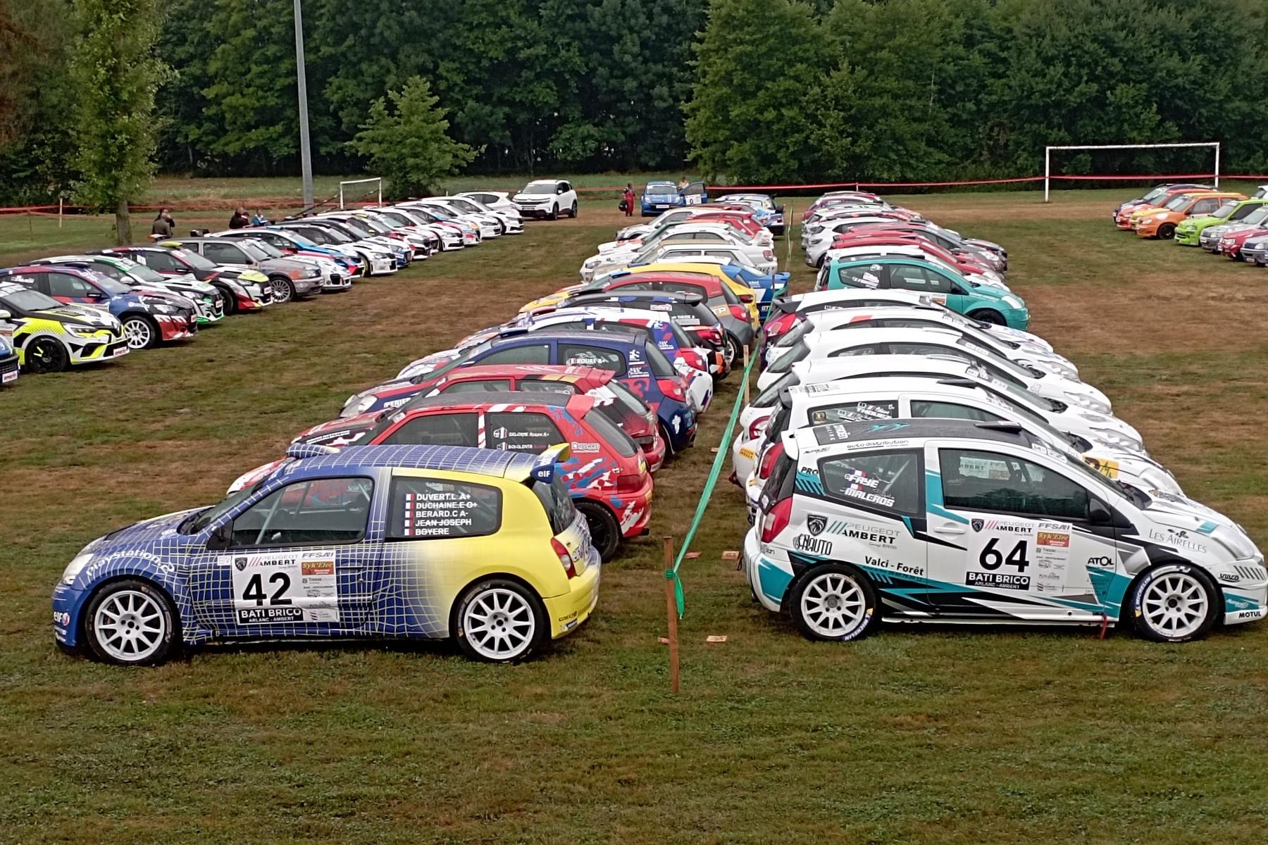 Rennauto in Frankreich kommt von Straße ab: Zwei Tote