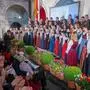 Ein Chor steht auf der Bühne